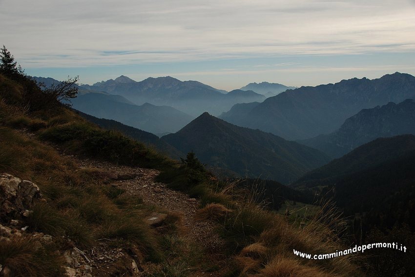 09 12170 Panorama alle nostre spalle.JPG